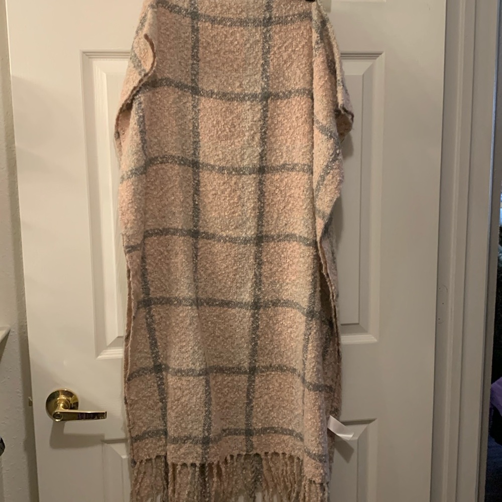 PIECES SCARF/WRAP MAUVE/GRAY PLAID NUBBY TEXTURED ++FRINGE (L 78” W 28”)